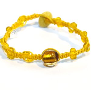 Gult makraméarmband med gula glaspärlor (M)