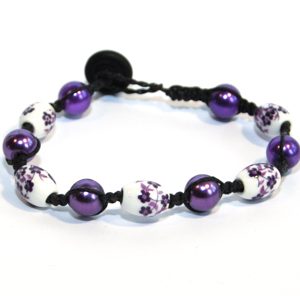 Svart makraméarmband med lila glaspärlor (M)