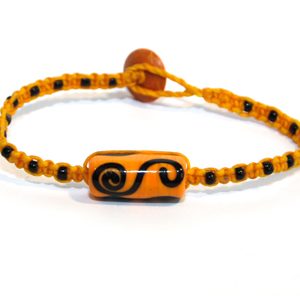 Orange makraméarmband med orangea och svarta glaspärlor (L)