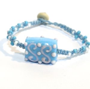 Blått makraméarmband med vita glaspärlor (S)