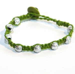 Grönt makraméarmband med silverfärgade pärlor (XS)