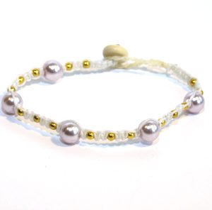 Vitt makraméarmband med lila och guldfärgade pärlor (L)