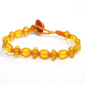 Orange makraméarmband med gula glaspärlor (S)
