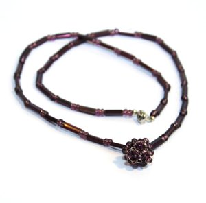 Lila pärlhalsband